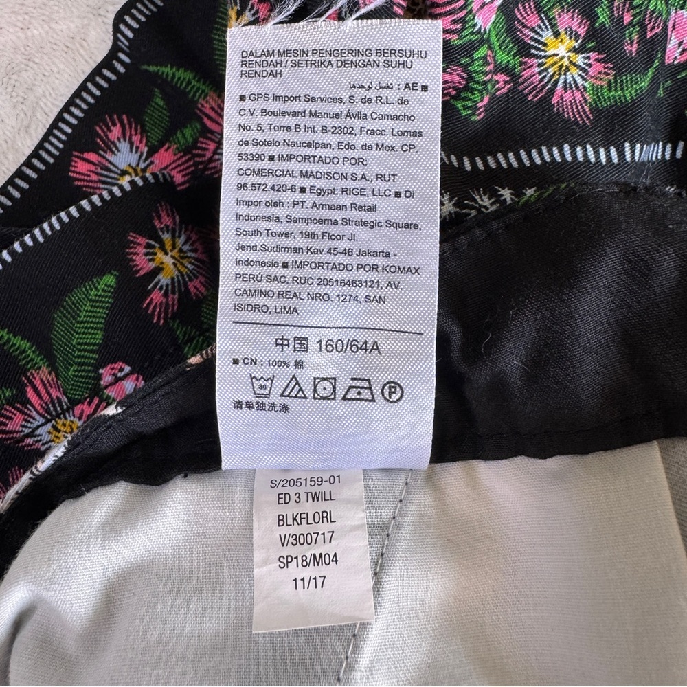 Old Navy Floral Black Women's Everyday Shorts - Size 2 - Picture 11 of 14